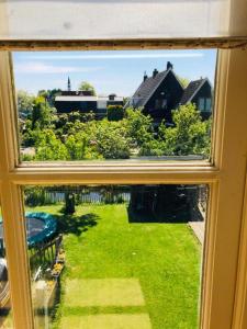 okno z widokiem na trawnik w obiekcie Tiny house Watergang w mieście Watergang