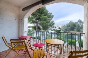 d'un balcon avec des chaises, une table et une fenêtre. dans l'établissement La Petite Venise, à Grimaud