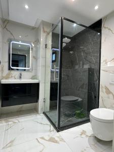 uma casa de banho com uma cabina de duche em vidro e um lavatório. em Welcome to THE VIEW! em Al Hoceïma