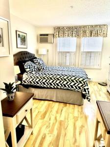 Schlafzimmer mit einem Bett, einem Schreibtisch und einem Fenster in der Unterkunft Ogunquit Downtown Apartment in Ogunquit