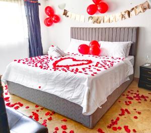 Un dormitorio con una cama con globos rojos. en casa Hotel la Tranquera, en Villa de Leyva