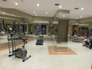 ein Fitnessstudio mit Laufbändern und Trainingsgeräten in einem Raum in der Unterkunft Grand Ahos Hotel in Ereğli