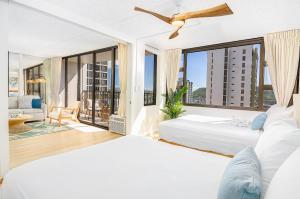 1 dormitorio con 2 camas y ventana grande en Waikiki Banyan: Diamond Head and Ocean View Condo!, en Honolulu
