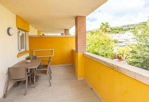 A balcony or terrace at FLOR los Almendros Apartamentos
