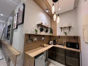 een keuken met een houten aanrecht in een kamer bij ‏Riyadh Almajidiya Studio in Riyad