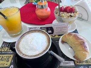 una mesa con una taza de café y un plato de comida en Killari suite en Tinogasta