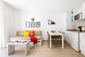 A kitchen or kitchenette at FLOR los Almendros Apartamentos