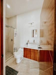 Koupelna v ubytování Casa Calec: Dpto B. con piscina/2 min. playa