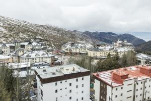 een stad met gebouwen en bergen op de achtergrond bij Apartamento Atlas in Sierra Nevada