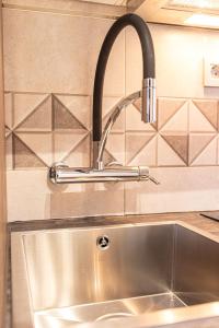 een keukengootsteen met daarboven een kraan bij Apartamento Atlas in Sierra Nevada +15 foto's