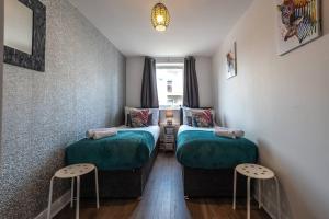 Un pat sau paturi într-o cameră la Relax and enjoy the Ashford Holiday Home Apartments with Parking