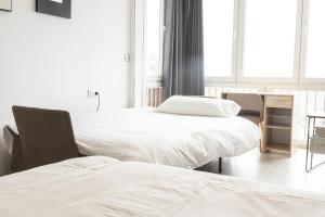 een ziekenhuiskamer met 2 bedden en een tafel bij Apartamento Atlas in Sierra Nevada