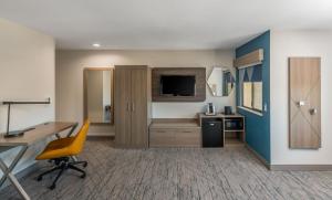 ein Büro mit einem Schreibtisch und einem gelben Stuhl in einem Zimmer in der Unterkunft Holiday Inn Express San Diego South - National City, an IHG Hotel in National City