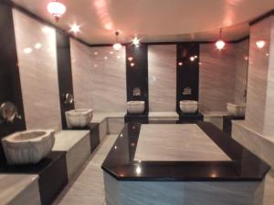 Ein Badezimmer in der Unterkunft Grand Ahos Hotel
