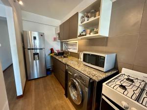 Una cocina o zona de cocina en Hermoso y grande departamento, ubicación ideal