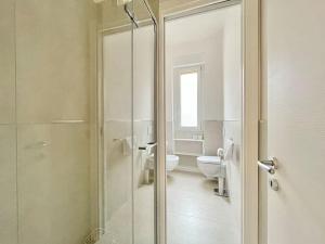 bagno con doccia in vetro e servizi igienici di Appartamento San Iacopino a Firenze