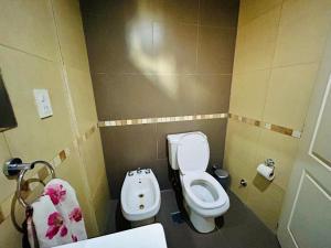 Un baño de Hermoso y grande departamento, ubicación ideal 3 fotos más