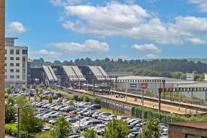 ルートンにあるPREMIUM AIRPORT SUITE~Free Parking~LUXURY Condition~BALCONY~FANTASTIC Location Close To Train Station & Town Centreの駐車場満車