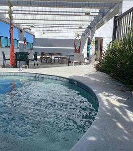 - une piscine au milieu d'un patio dans l'établissement Beira Mar com Café da Manhã flatbeiramarrecife, à Récife