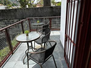 Village Hostel的阳台或露台