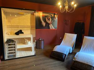TV a/nebo společenská místnost v ubytování Erwachsenenhotel BDSM Apartment Hotel Emotion Apartments mit privater Sauna und Whirlpool