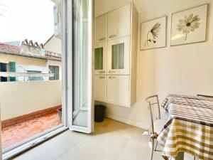 a dining room with a table and a window at Appartamento San Iacopino in Florence