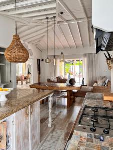 uma cozinha com uma mesa e uma sala de estar em CASA YUTE em La Tebaida