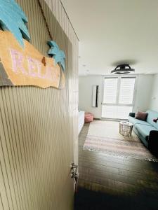 Un pat sau paturi într-o cameră la AMBER APARTMENTS - PINK STUDIO +25 fotografii