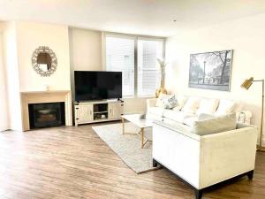 - un salon avec un canapé blanc et une télévision dans l'établissement Spacious 2 Bedroom Venice Beach Villa, à Los Angeles