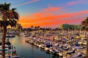 un puerto deportivo con barcos en el agua con puesta de sol en Spacious 2 Bedroom Venice Beach Villa, en Los Ángeles