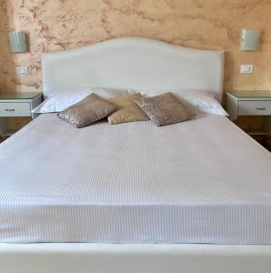 A bed or beds in a room at Bella Tropea Accommodation