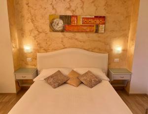 A bed or beds in a room at Bella Tropea Accommodation