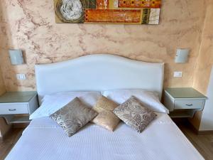 A bed or beds in a room at Bella Tropea Accommodation