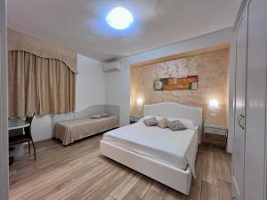 A bed or beds in a room at Bella Tropea Accommodation