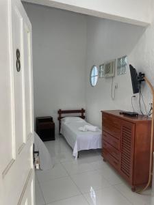 - une chambre avec un lit et une télévision dans l'établissement Pousada El Camenito Geribá Búzios, à Búzios