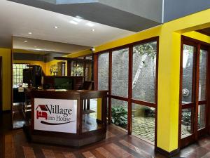 um átrio de um edifício com uma parede amarela em Village Hostel em Petrópolis