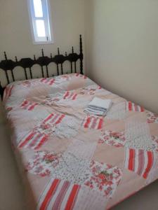 Ένα ή περισσότερα κρεβάτια σε δωμάτιο στο Linda casa a 200 m da praia, em Saquarema RJ
