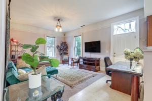 Μια τηλεόραση ή/και κέντρο ψυχαγωγίας στο Eclectic Sacramento Home about Half Mi to Downtown!