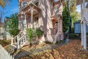 een huis met bladeren op de grond ervoor bij Eclectic Sacramento Home about Half Mi to Downtown! in Sacramento