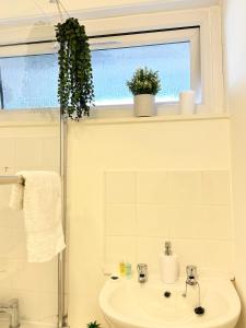a bathroom with a sink and a window at Stunning Apartment Central London 1 bedroom, Zone 1, Kennington, Sleeps 4 - Open for Long Stays and Families Relocating in London