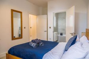 a bedroom with a bed with two towels on it at Cozy Entire Flat with Gated Parking- Contractors, Family, Groups in Reading