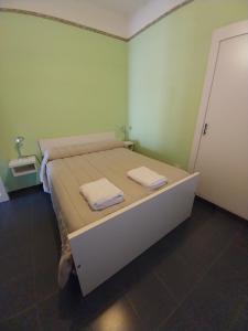 a bedroom with a bed with two towels on it at Departamento Familiar km3 in Comodoro Rivadavia +1 photo