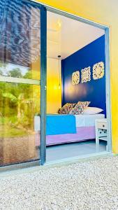 1 dormitorio con cama y ventana en Los Kioscos Coveñas-Tolu, en Coveñas