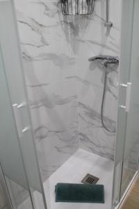 een douche met een glazen deur met een weegschaal bij LUISAHOUSE, en el corazón de Sevilla y Triana in Sevilla +47 foto's