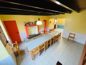 een keuken met een tafel en stoelen in een kamer bij Gîte de Painfaut pour 12 personnes in Avessac