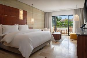 Кровать или кровати в номере The Westin Reserva Conchal, an All-Inclusive Golf Resort & Spa