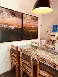 uma sala de jantar com uma mesa e duas cadeiras em Casa Vida Li na Ilha de Boipeba