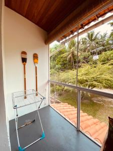 um quarto com uma varanda com vista para uma janela em Casa Vida Li na Ilha de Boipeba