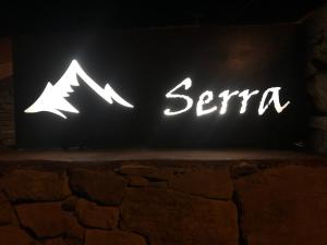 Znak z napisem Senna z drzewem w obiekcie SERRA w mieście Cortes do Meio