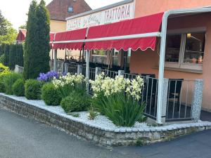 un jardín de flores frente a un restaurante en Ferienwohnung, en Wilhermsdorf
